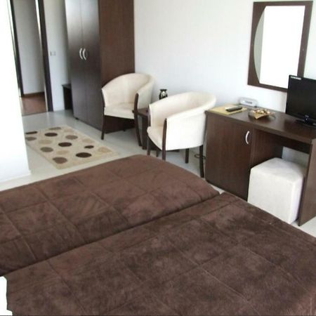Plaisir Hotel Ploieşti Buitenkant foto