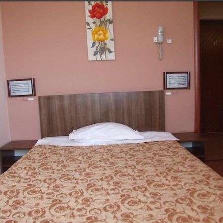 Plaisir Hotel Ploieşti Buitenkant foto