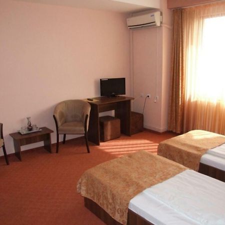 Plaisir Hotel Ploieşti Buitenkant foto