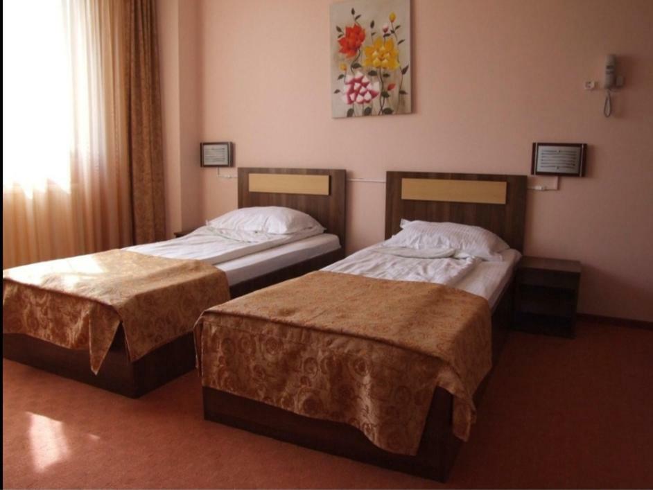 Plaisir Hotel Ploieşti Buitenkant foto