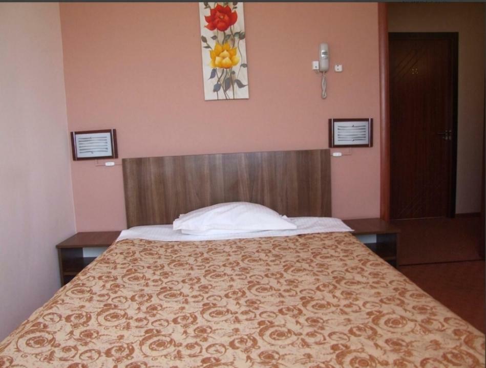 Plaisir Hotel Ploieşti Buitenkant foto