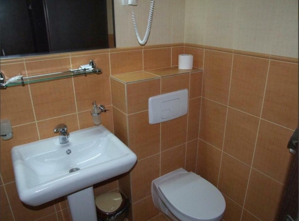 Plaisir Hotel Ploieşti Buitenkant foto